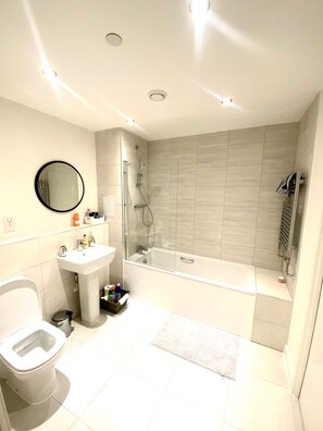 Appartement, 2 grands lits | Salle de bain | Douche, serviettes fournies