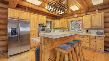 Cabin, 3 Bedrooms | Dapur peribadi | Peti sejuk, ketuhar, pembancuh kopi/teh, pembakar roti