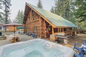 Cabin, 3 Bedrooms | Outdoor spa tub - Soaring Pines Lodge 1 Bedroom Home by NW Comfy Cabins by RedAwning (Leavenworth)