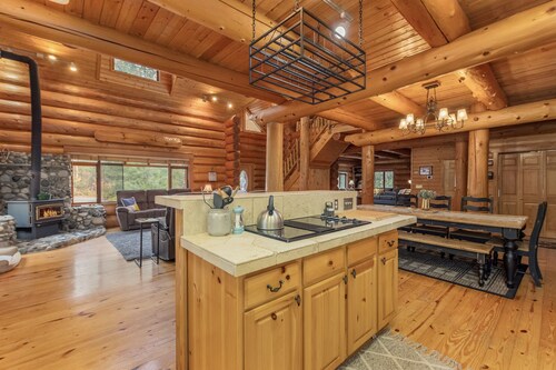 Soaring Pines Lodge 1 Bedroom Home by NW Comfy Cabins by RedAwning