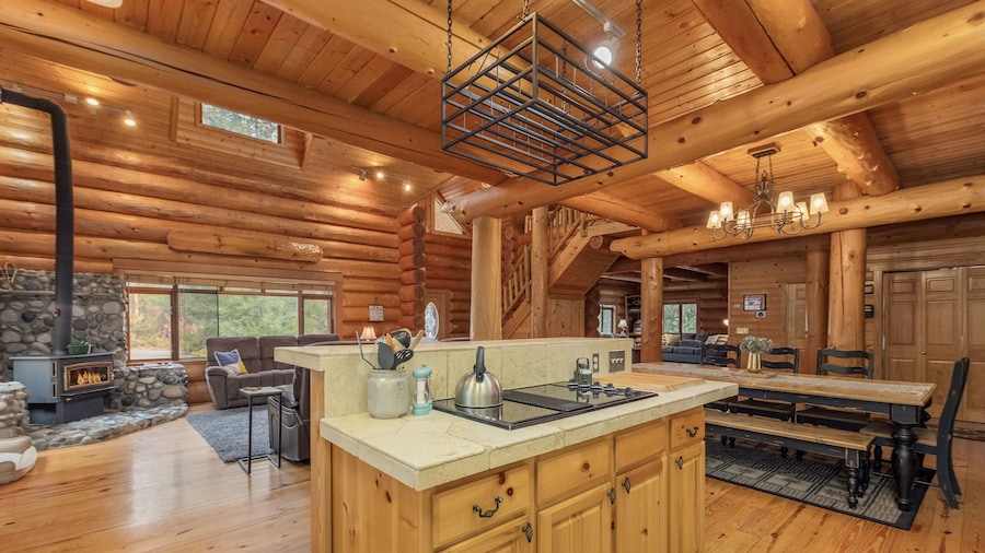 Soaring Pines Lodge 1 Bedroom Home by NW Comfy Cabins by RedAwning