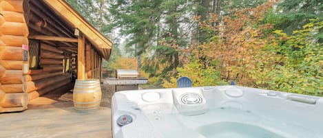 Chalet rustique, 3 chambres | Baignoire à remous extérieure