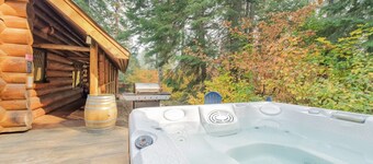 Soaring Pines Lodge 1 Bedroom Home by NW Comfy Cabins by RedAwning