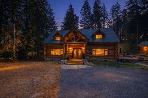 Soaring Pines Lodge 1 Bedroom Home by NW Comfy Cabins by RedAwning