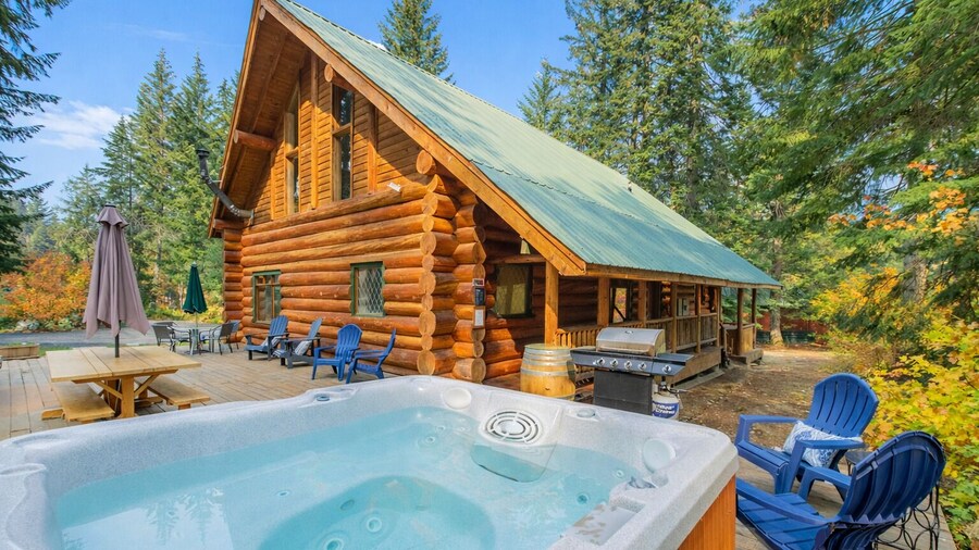 Soaring Pines Lodge 1 Bedroom Home by NW Comfy Cabins by RedAwning