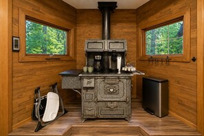 Cabaña, 3 habitaciones | Cocina privada | Cafetera y tetera, refrigerador, horno y tostadora