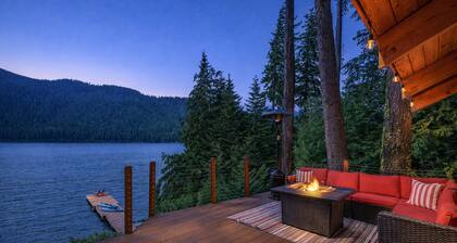 Alpine Lake Escape On Fish Lake 3 Bedroom Home by NW Comfy Cabins by RedAwning