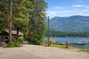 Eine Lodge mit Kiesweg, Steg und Booten.