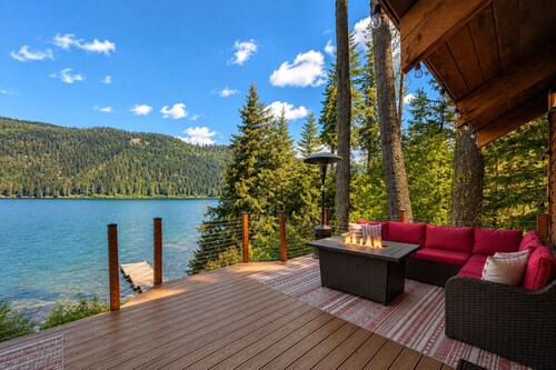 Alpine Lake Escape On Fish Lake 3 Bedroom Home by NW Comfy Cabins by RedAwning