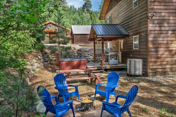 Property grounds - Just Plain Getaway 3 Bedroom Home by NW Comfy Cabins by RedAwning (Leavenworth)