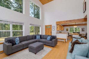 Living area - Just Plain Getaway 3 Bedroom Home by NW Comfy Cabins by RedAwning (Leavenworth)