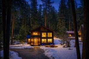 Exterior - Just Plain Getaway 3 Bedroom Home by NW Comfy Cabins by RedAwning (Leavenworth)