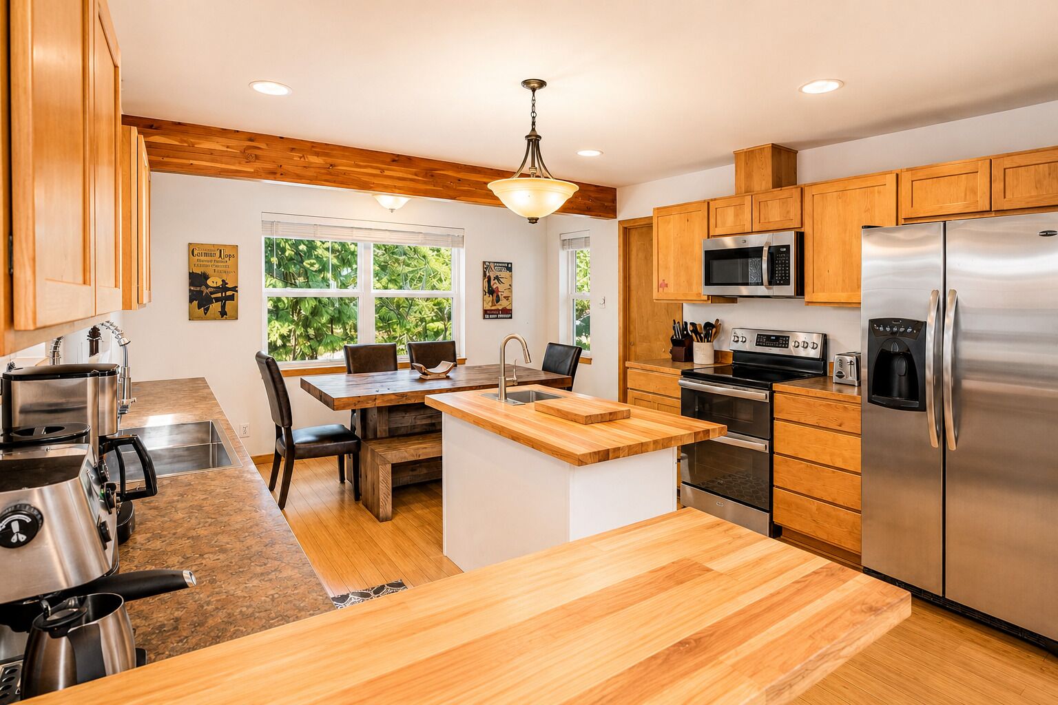 Une cuisine moderne avec des meubles en bois, des appareils électroménagers en acier inoxydable et un îlot central.