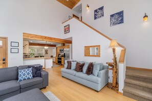 Living area - Just Plain Getaway 3 Bedroom Home by NW Comfy Cabins by RedAwning (Leavenworth)