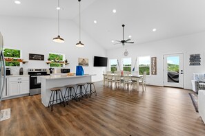 House, 5 Bedrooms | Private kitchen | Fridge, oven, coffee/tea maker, toaster - Majestic On Tablerock 5 Bedroom Home by RedAwning (Branson)