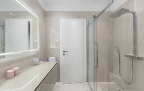 Douche, articles de toilette gratuits, sĂšche-cheveux