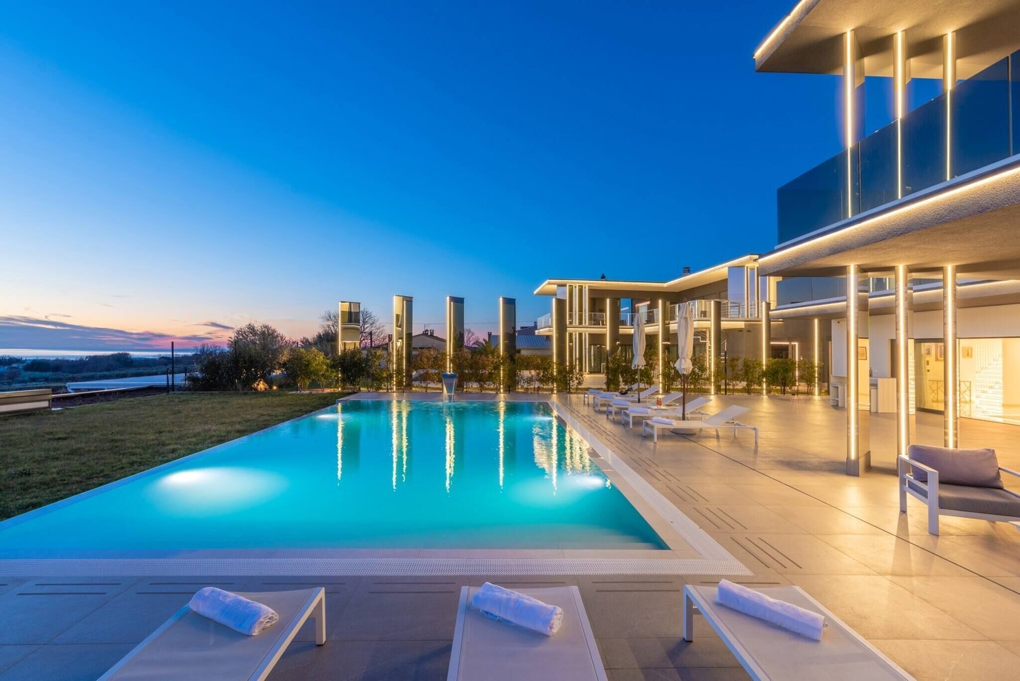 Lämmitetty uima-allas