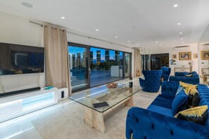 TV, peis og bordtennis