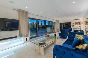 Televisión, chimenea, mesa de ping pong