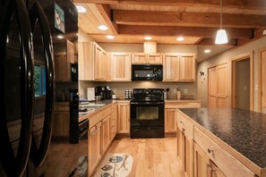 House, 2 Bedrooms | Private kitchen | Fridge, oven, coffee/tea maker, toaster