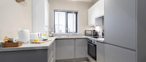 Apartment | Private kitchen | Full-sized fridge, microwave, oven, stovetop