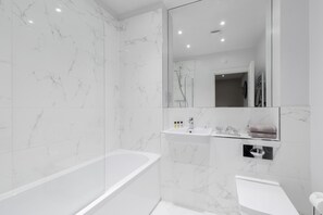 Appartement | Badkamer | Een douche, gratis toiletartikelen, een haardroger, handdoeken