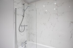 Appartement | Badkamer | Een douche, gratis toiletartikelen, een haardroger, handdoeken