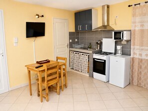 Coffee/tea maker, fridge, microwave, oven