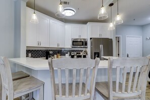 Fridge, microwave, stovetop, dishwasher - Sunset Rentals | Ocean Breeze 27 | Dog Friendly (Hilton Head Island)