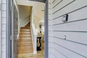 Interior - Sunset Rentals | Ocean Breeze 27 | Dog Friendly (Hilton Head Island)