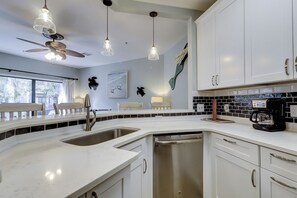 Fridge, microwave, stovetop, dishwasher - Sunset Rentals | Ocean Breeze 27 | Dog Friendly (Hilton Head Island)