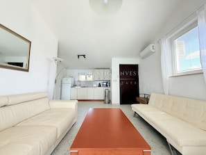 Smart-tv, een dvd-speler en een stereo