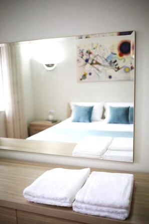 1 soveværelse, pengeskab på værelset, skrivebord, strygejern/strygebræt