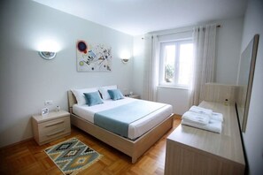 1 habitación, caja de seguridad en la habitación y escritorio 