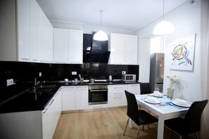 Køleskab, mikrobølgeovn, ovn, kogeplade