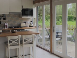 Fridge, microwave, oven, stovetop - Historic remodelled stable barn near nature conservation (Pulborough)