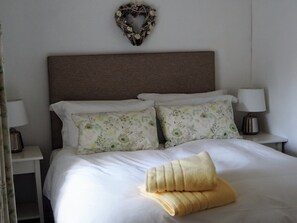 2 bedrooms, iron/ironing board, travel crib, free WiFi - Historic remodelled stable barn near nature conservation (Pulborough)