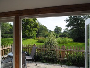 Outdoor dining - Historic remodelled stable barn near nature conservation (Pulborough)