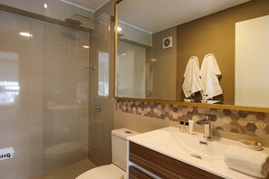 Shower, hair dryer, towels, shampoo