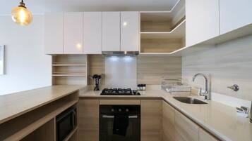 Réfrigérateur, micro-ondes, four, plaque de cuisson