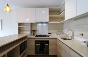 Kühlschrank, Mikrowelle, Ofen, Herdplatte