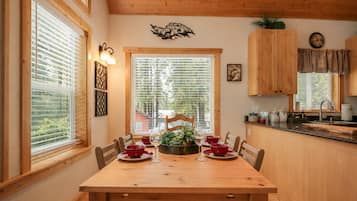 Kabin, 2 kamar tidur | Tempat makan