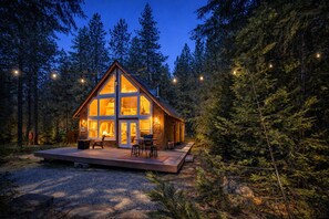 A cabin with a large deck, surrounded by trees. - Cascades Adventure Cabin 2 Bedroom Home by NW Comfy Cabins by RedAwning (Leavenworth)