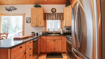 Cabin, 2 phòng ngủ | Bếp riêng | Tủ lạnh, lò nướng, dụng cụ pha cà phê/trà, lò nướng bánh mì