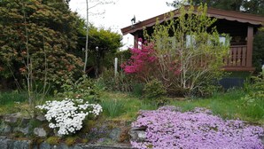Un mur de pierres orné de plantes à fleurs blanches et violettes.