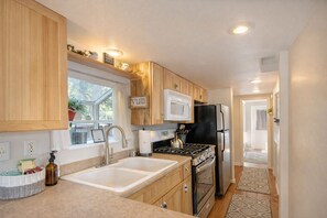 Mökki, 1 makuuhuone | Yksityinen keittiö | Jääkaappi, uuni, kahvin-/teenkeitin, leivänpaahdin