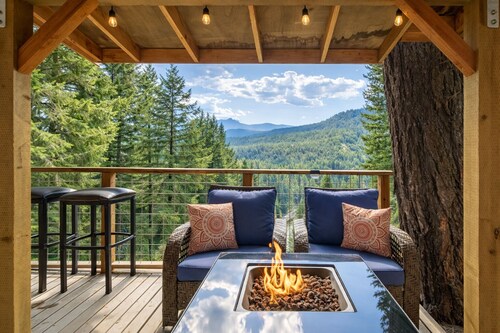 Das Tree Haus 1 Bedroom Home by NW Comfy Cabins by RedAwning