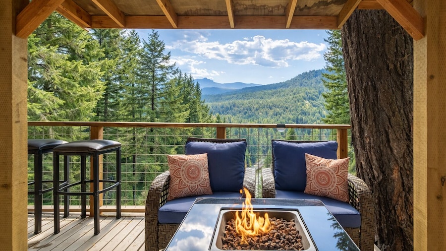 Das Tree Haus 1 Bedroom Home by NW Comfy Cabins by RedAwning