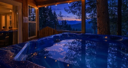 Das Tree Haus 1 Bedroom Home by NW Comfy Cabins by RedAwning