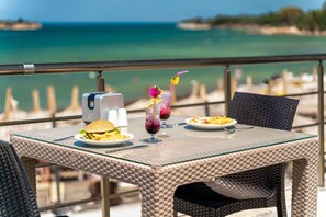 3 restaurantes; se sirven desayunos 